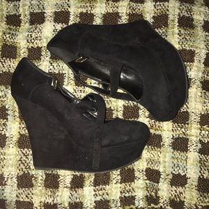 Black wedges
